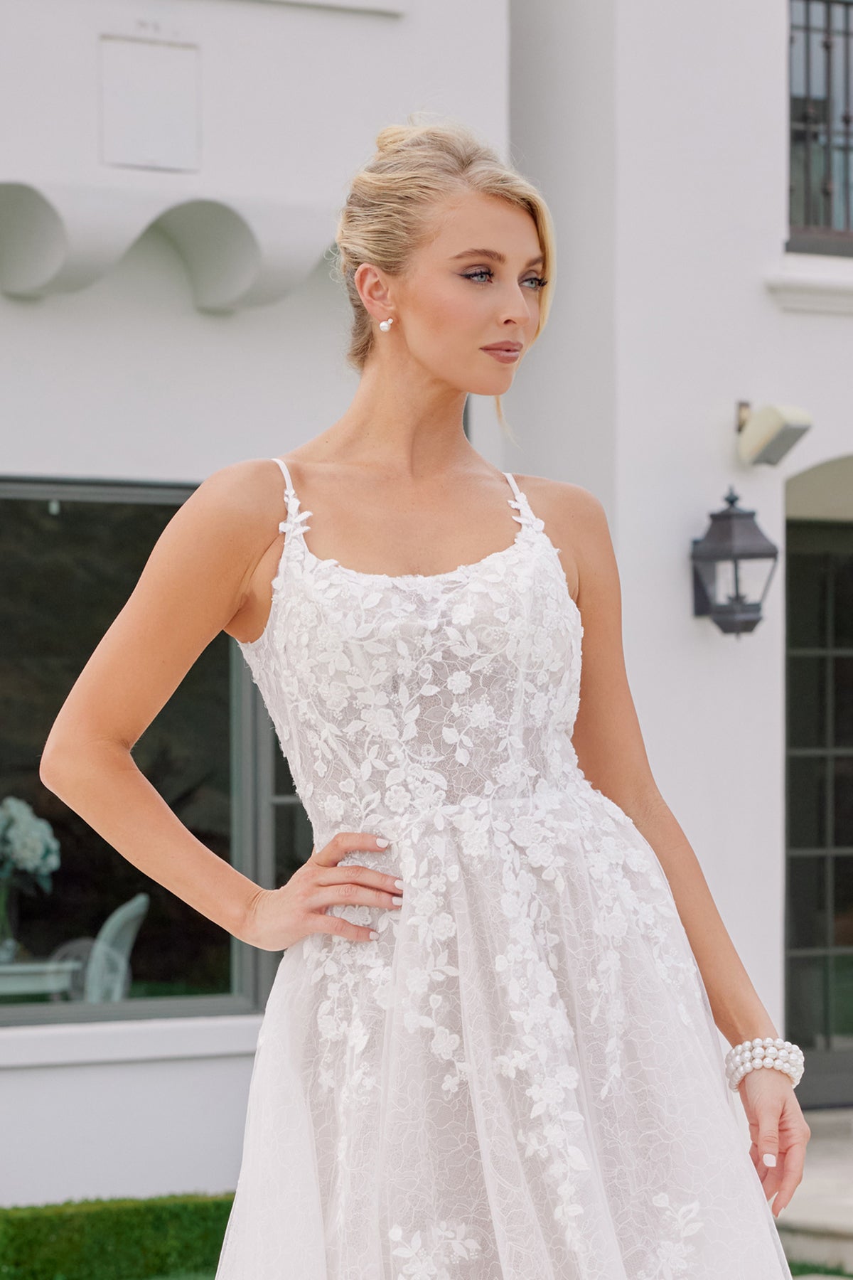 Floral Applique Embellished A-Line Wedding Gown w/ Scoop Necklone NXJE1074L